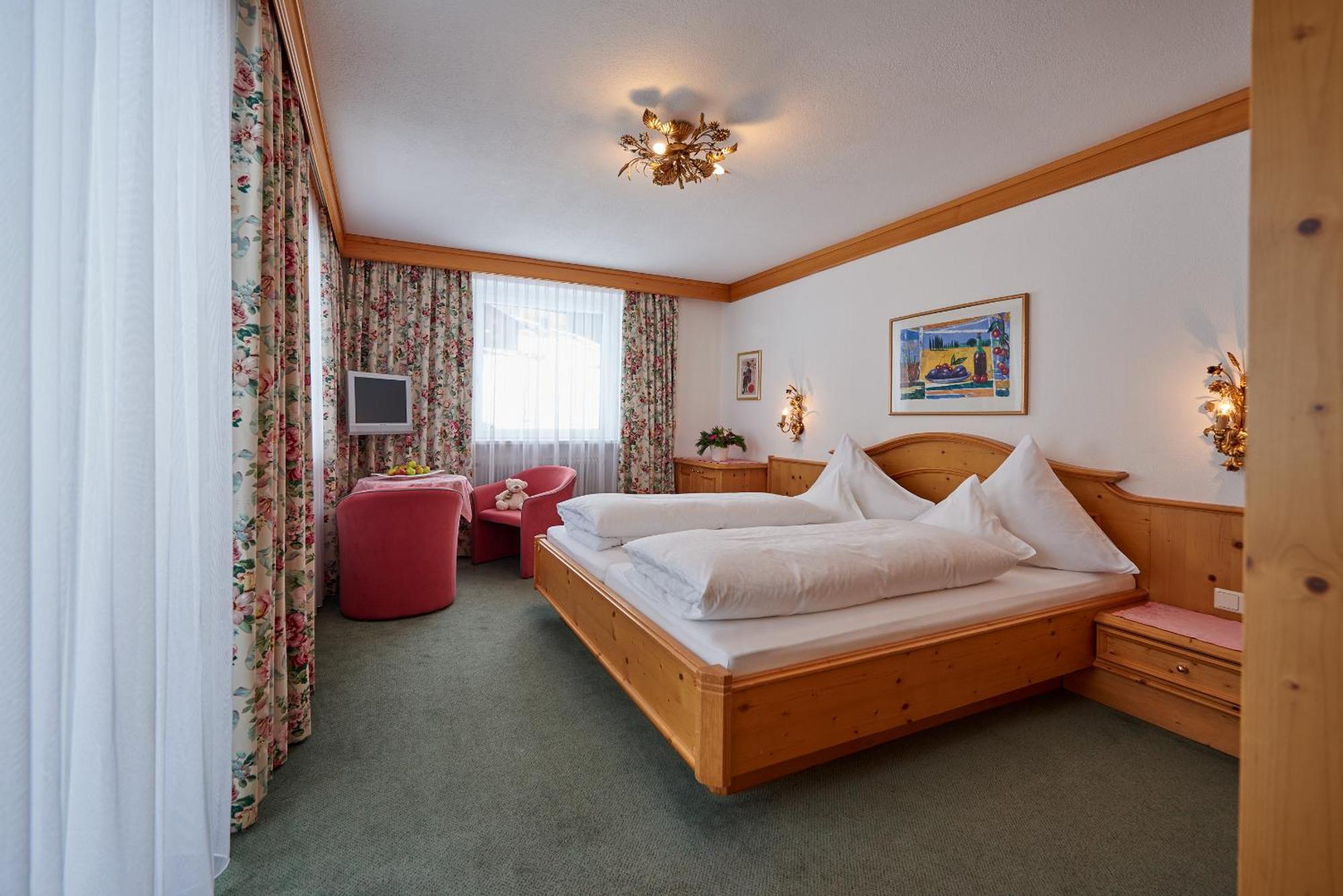 Hotel Restaurant Formarin Oberlech Room photo